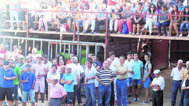 Minuto de silencio en Aldeadávila de la Ribera por la pérdida de un joven